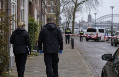 Rechercheurs bij een afgezet deel van een straat in Nijmegen