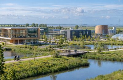 Modern innovatie- en onderwijscomplex in het Noord-Nederlandse landschap