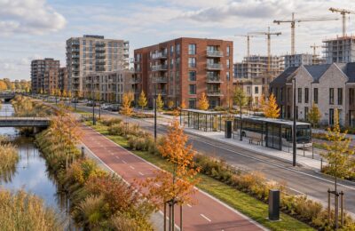 Nieuwe Nederlandse woonwijk met woningen, fietspad en openbaar vervoer