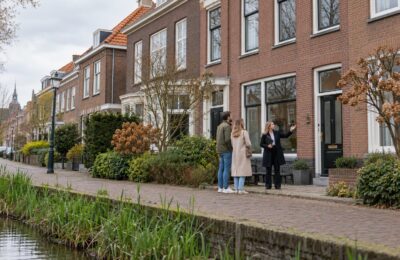 Woningzoekenden bekijken met een makelaar een Nederlands rijtjeshuis