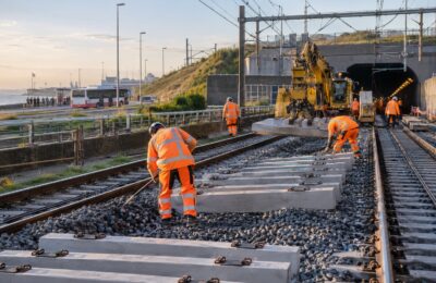 Spoorwerkers vernieuwen rails en dwarsliggers bij een Nederlandse tunnel