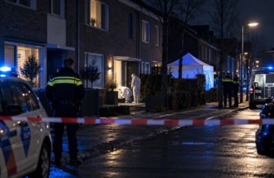 Politieonderzoek in een Nederlandse woonstraat na een ernstige overval